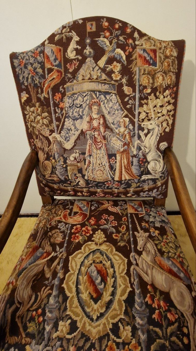 Sessel: Antiker Gobelin-Sessel mit kunstvollen Schnitzereien – Gebraucht aus Muri b. Bern von GoldenButton 3