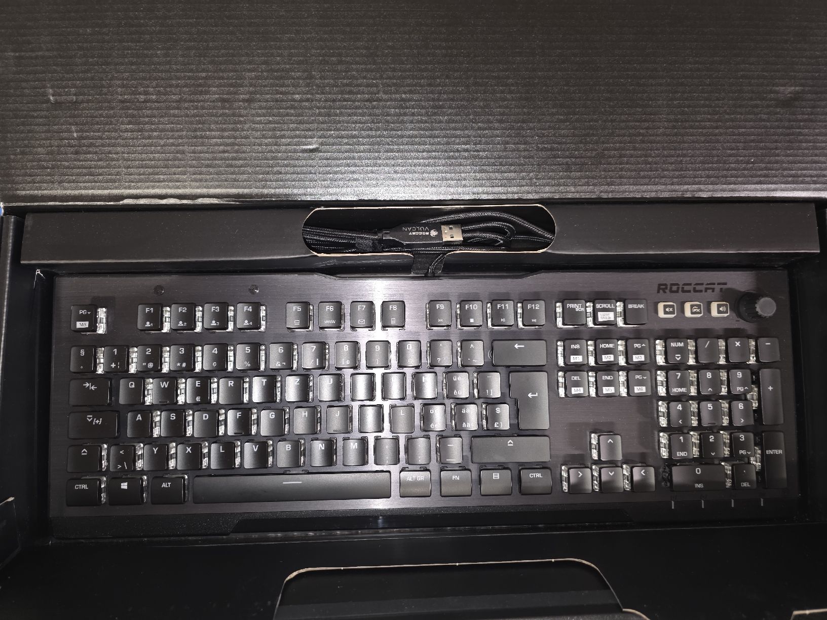 Roccat Claviers: Clavier gaming Roccat Vulcan 121 aimo – Neuf (Voir description) à Riaz par dex_mnf8