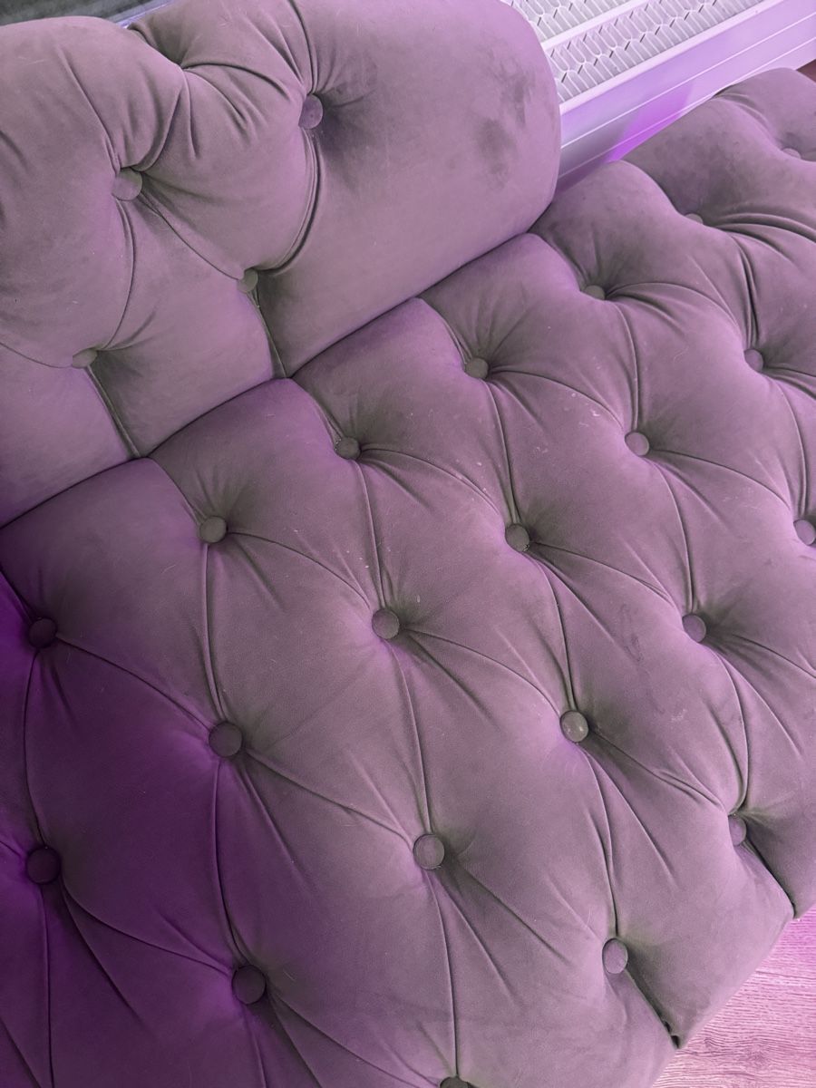 Divani: Elegantes Samt Sofa / inklusive Hocker – Usato da Effretikon venduto da MaisonNade 2