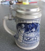 Gerzit Relief-Steinkrug, Bierkrug mit Zinndeckel Mönch-Motiv