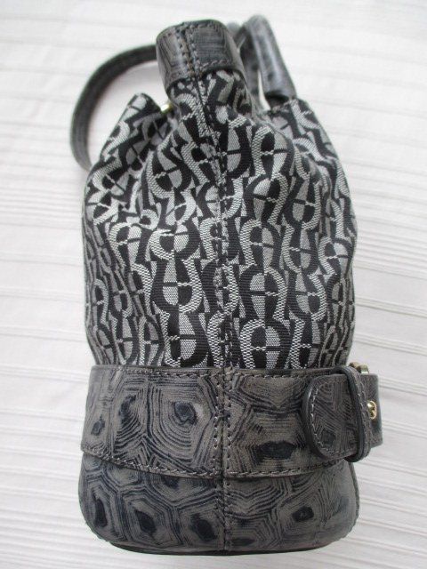 Aigner Taschen für Damen: AIGNER - neuw. Logomuster Tasche aus Leder mit Textil – Neu (gemäss Beschreibung) aus Wetzikon ZH von icewear 9