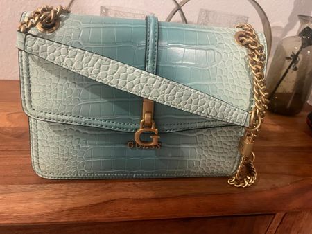 Sac Guess tendance bleu pastel effet croco, comme neuf!