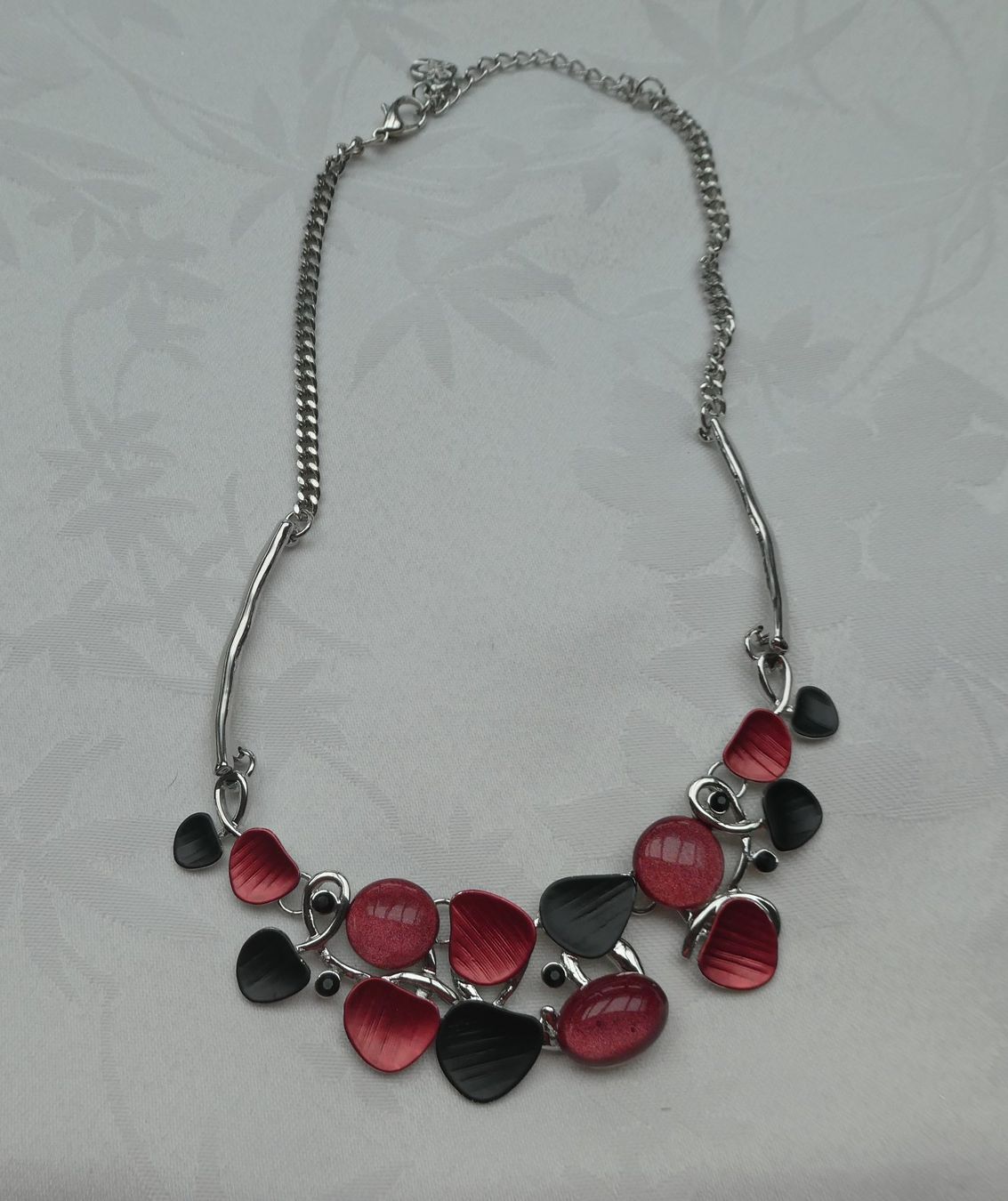 Colliers: Collier élégant rouge et noir, neuf – Neuf (Voir description) à Troistorrents par Marion70