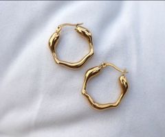 Goldene Hoop Ohrringe von Tara Style