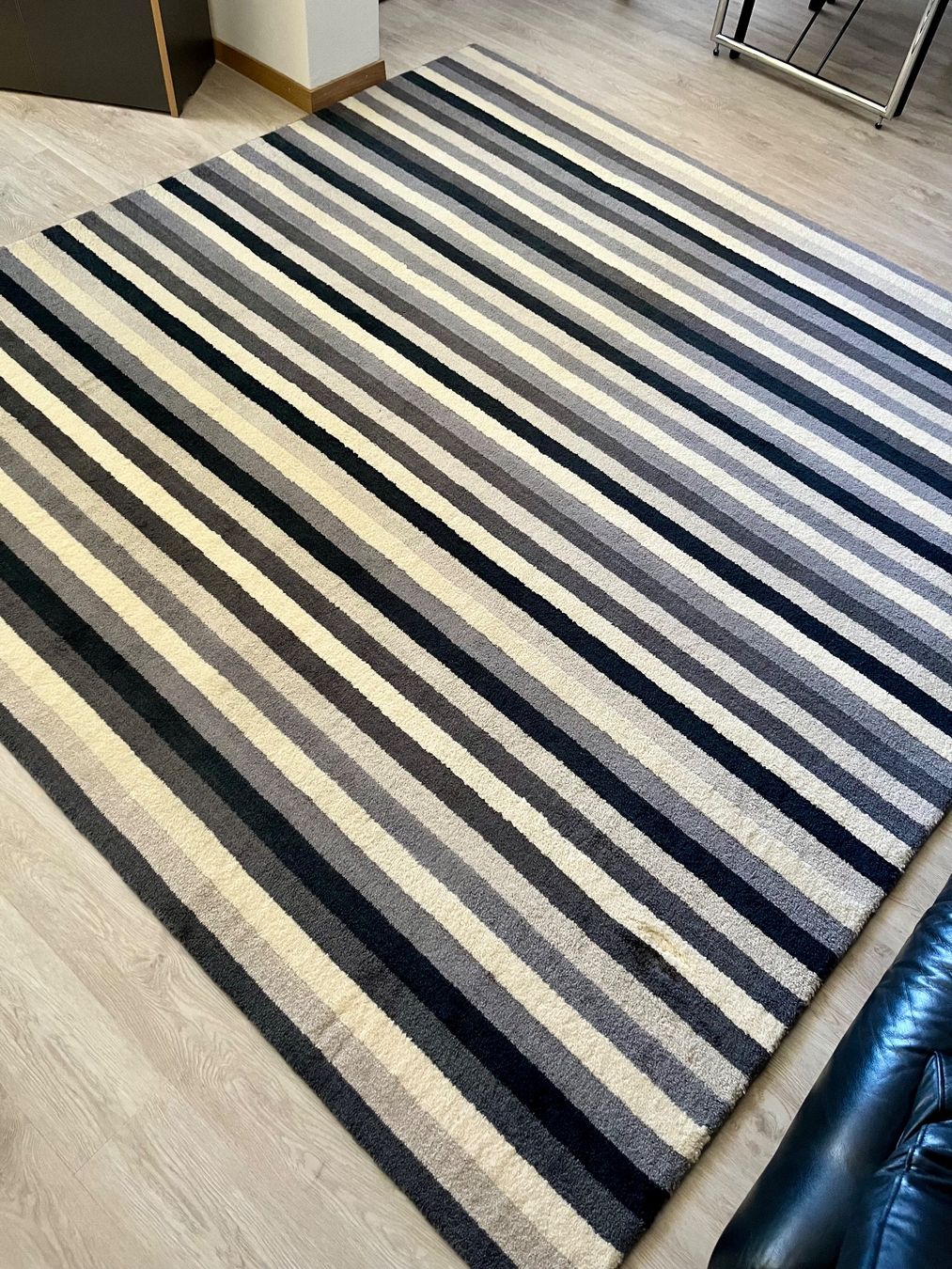 Ikea Tappeti: Ikea Teppich weiss, grau, schwarz gestreift – Usato da Gattikon venduto da fab4011 3