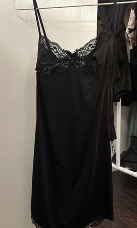 Schwarzes Negligé mit Spitze