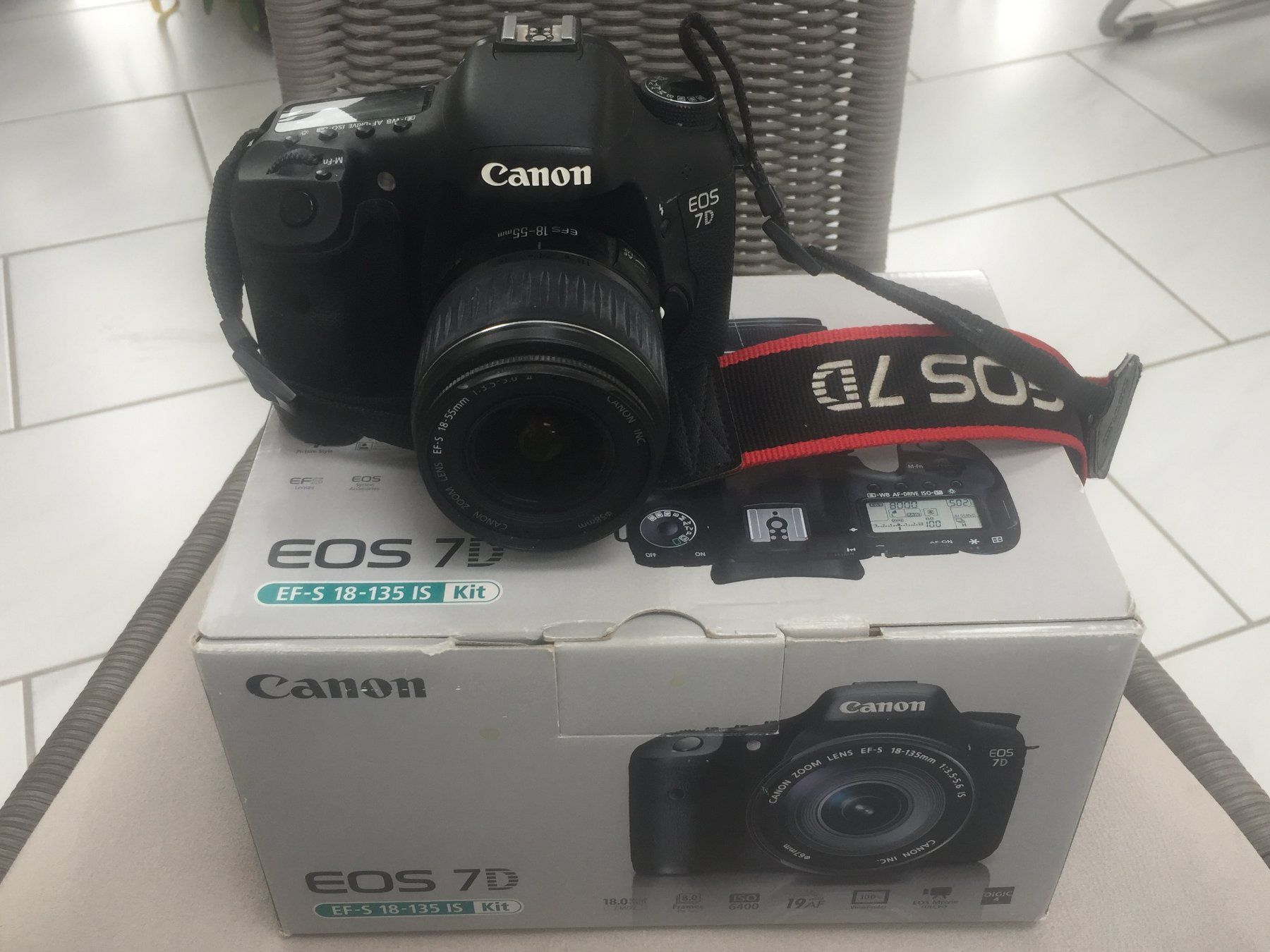Canon Fotocamera: Canon EOS 7D inkl. Objektiv und Batteriegriff – Usato da Aesch ZH venduto da rcg987