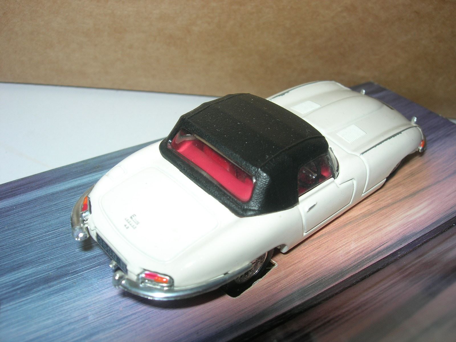 Jaguar Modellini d'auto: Jaguar E Type  Soft Top ° Corgi 1:43 – Nuovo e nell'imballaggio originale da Hornussen venduto da Amw 2