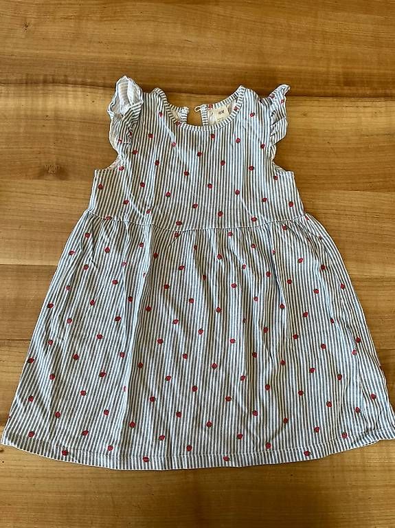H&M Vestiti & Gonne: Sommerkleid 98 mit Erdbeeren – Usato da Winterthur venduto da Blue028