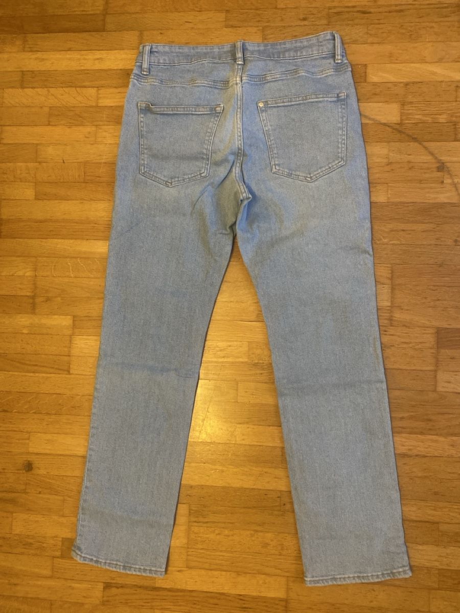 H&M Jeans: H&M Regular Fit Jeans hellblau Grösse 31/32 – Neu (gemäss Beschreibung) aus Wettingen von vpr_9gz6 2