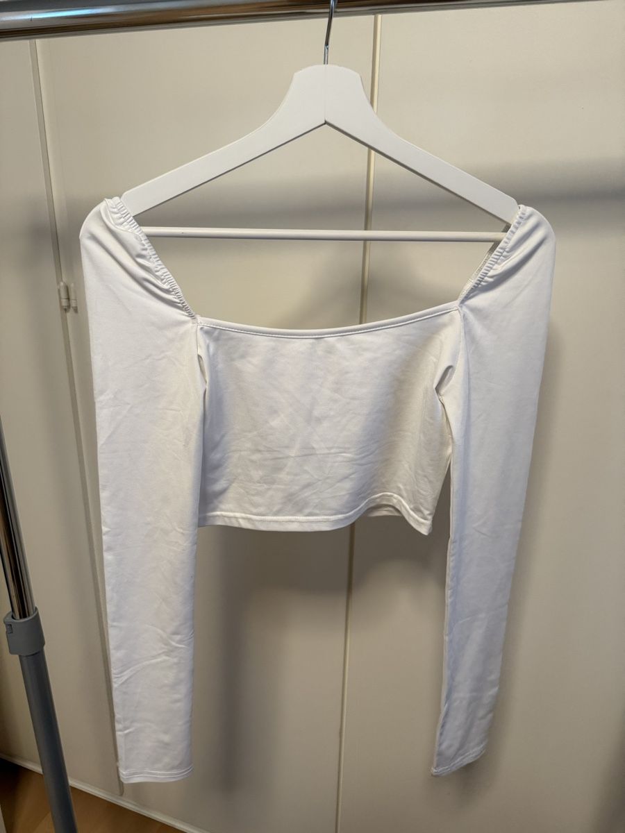 Tops: Weisses Crop Top mit langen Ärmeln, Grösse 36 – Gebraucht aus Thun von tat_zb9b 1