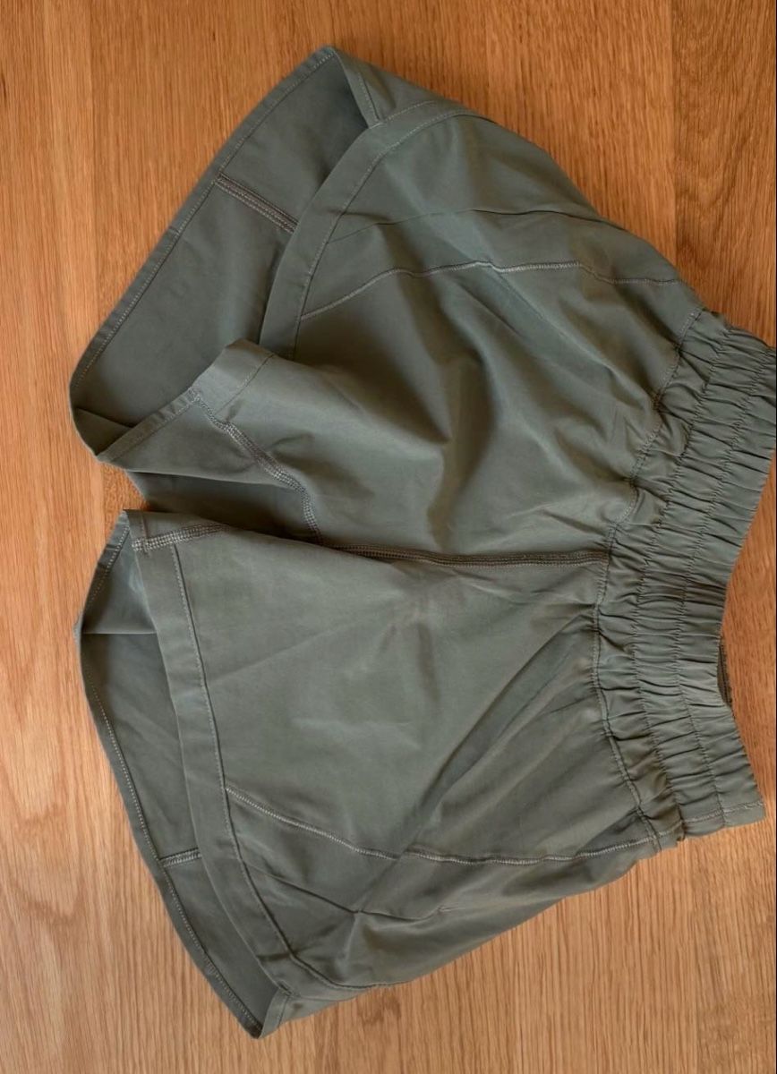 Lululemon Pantaloni: Lululemon Laufshorts gr. 4 - neu – Nuovo (secondo la descrizione) da St. Gallen venduto da giu_5xcq 1