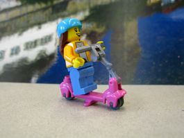 Lego City Minifigur  Frau mit Roller  NEU