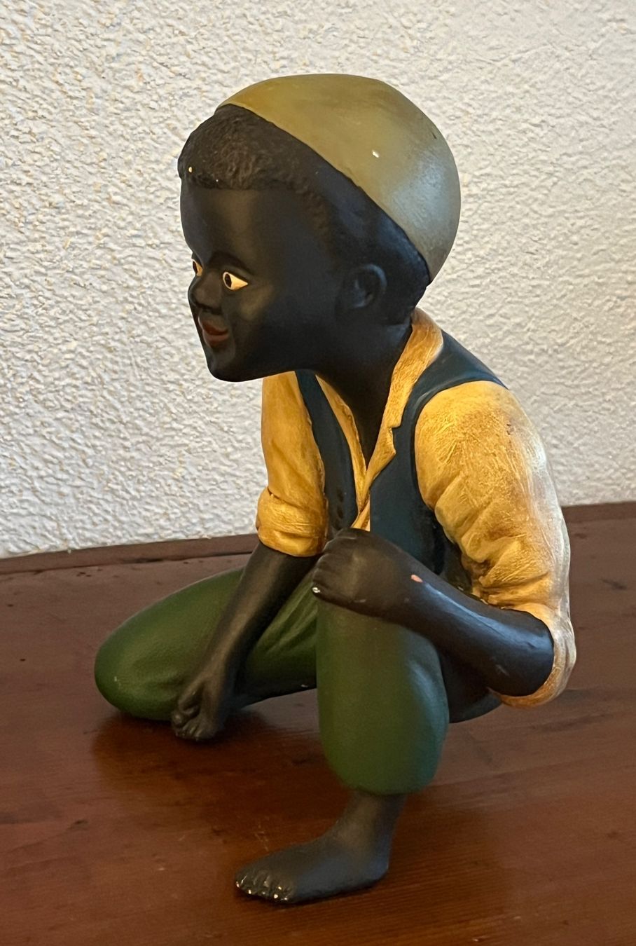 Statuette: Dekorative Vintage  -  Figur, Junge hockend, Keramik – Usato da Stetten AG venduto da Brissago25