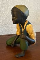 Dekorative Vintage  -  Figur, Junge hockend, Keramik