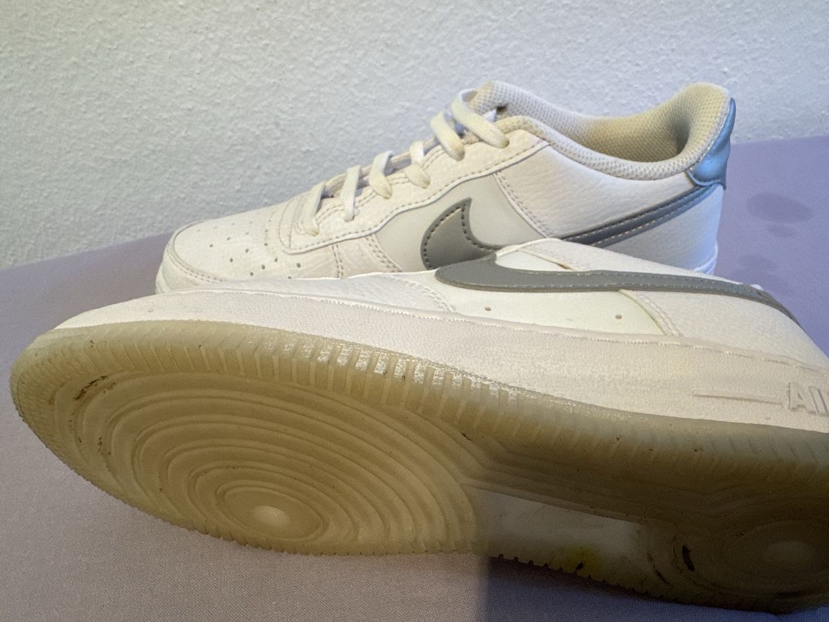 Scarpe da uomo: Nike Air Force 1 blanches comme neuves - Taille 36,5 – Nuovo (secondo la descrizione) da Blonay venduto da Celuna 1