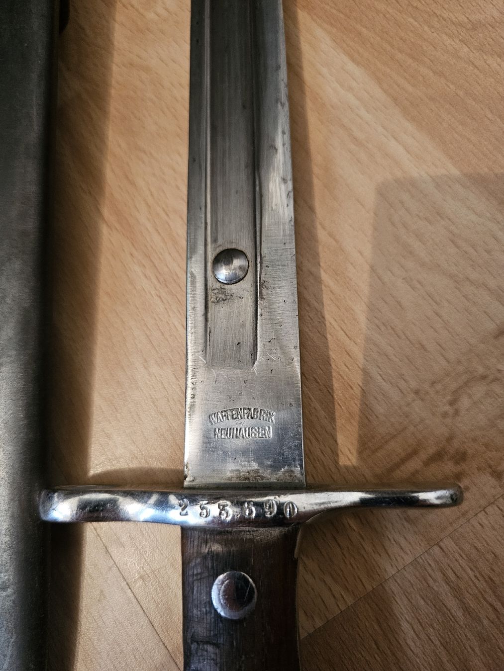 Schweizer Armee Armi bianche: ​2 Schweizer Bajonette Modell 1918 mit Scheide – Usato da Seuzach venduto da hwulf 6