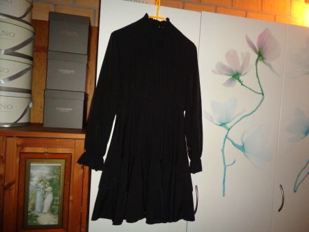 *** schwarzes Kleid *** / mit Gurtschlaufen