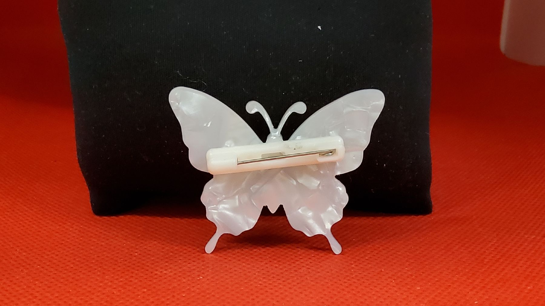Broschen & Nadeln: Brosche Schmetterling bunt mit Blumen neuwertig 5cm – Neu (gemäss Beschreibung) aus Herisau von Nluanalucas 1
