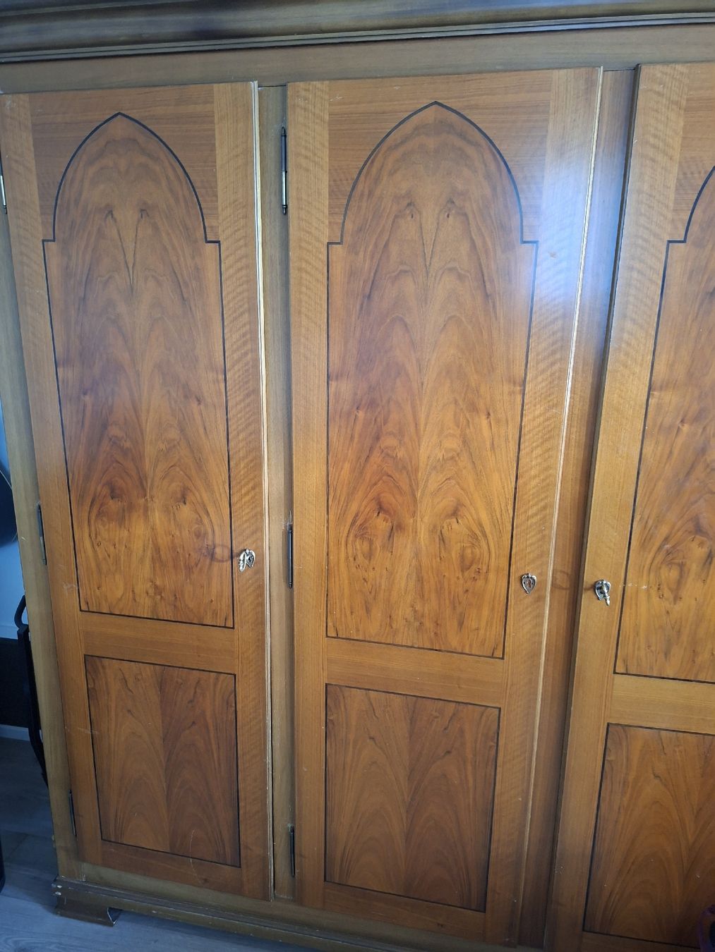 Schränke: Armoire – Gebraucht aus La Chaux-de-Fonds von Garfieldge
