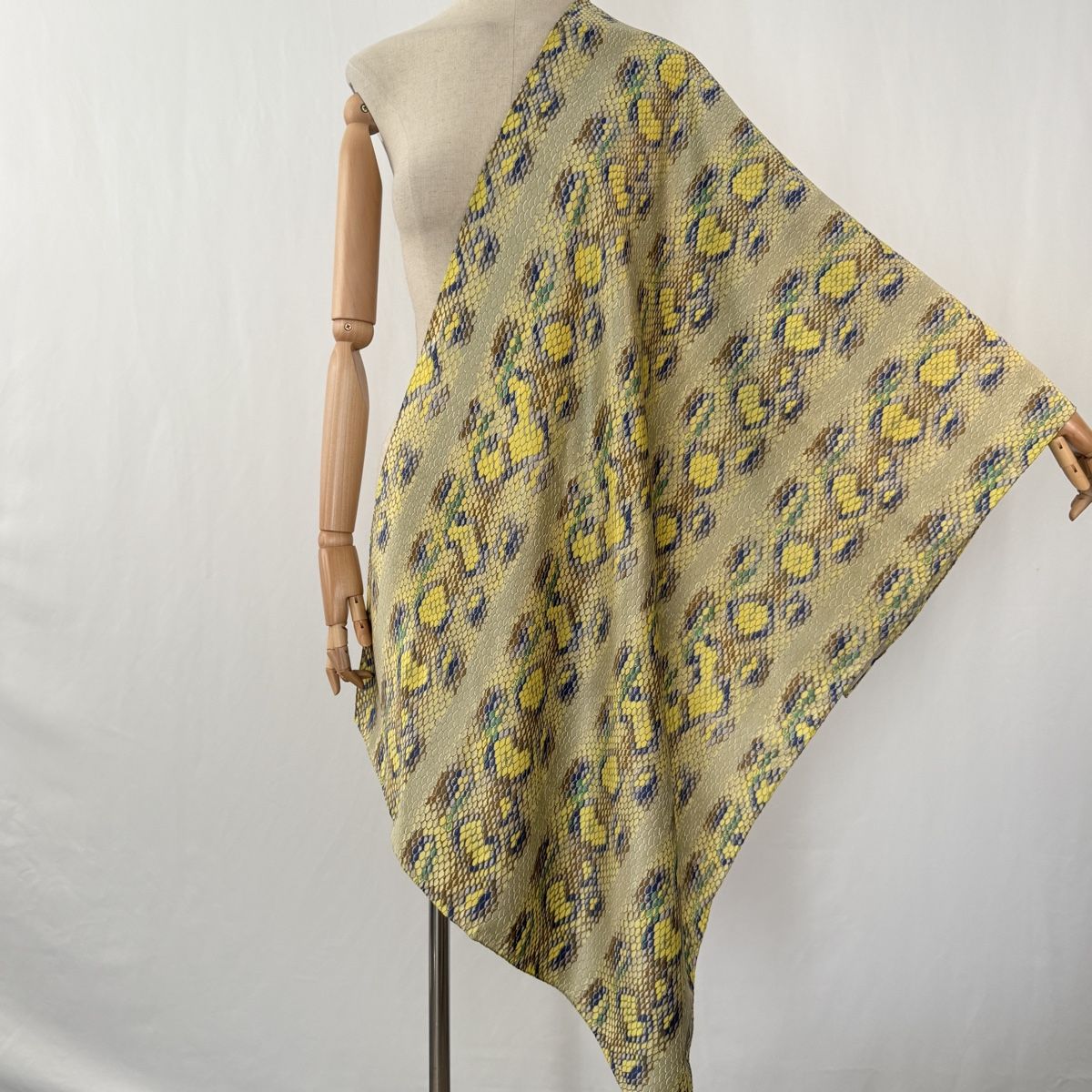 Fabric Frontline Foulard & Sciarpe: FABRIC FRONTLINE New Silk Scarf – Nuovo (secondo la descrizione) da Emmen venduto da Nightingale_2022