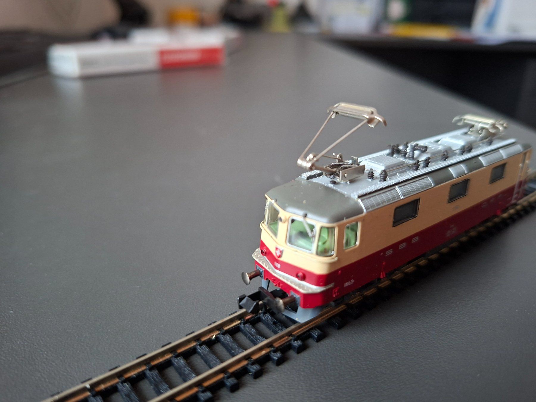 Fleischmann Modellini di ferrovie: Re 4/4 II Fleischmann TEE – Usato da Liesberg Dorf venduto da Wispli3 2
