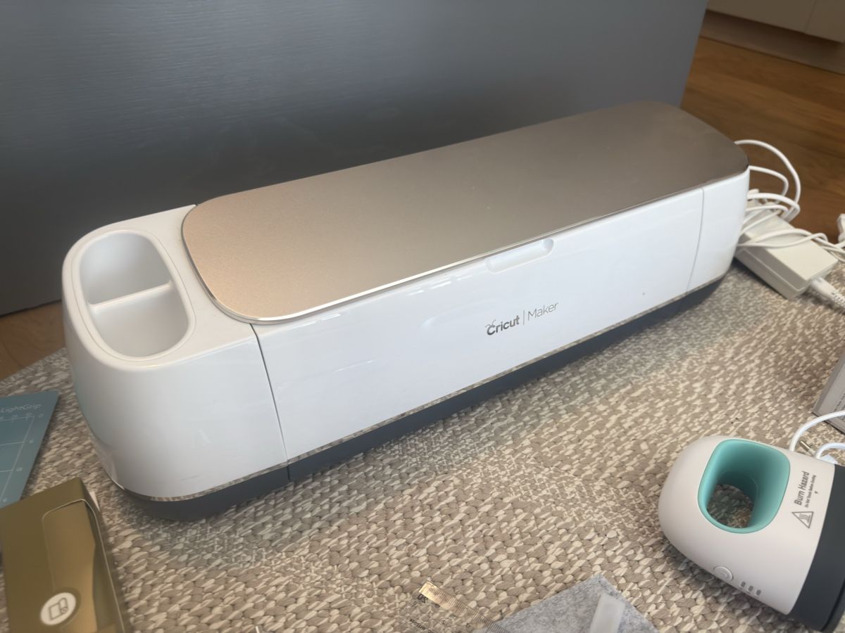 Alle Maschinen: Cricut Maker With Mini Press & Accessories – Gebraucht aus Aarau von Agp_Thrift44 1