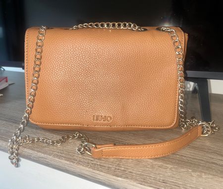 Borsa Liu Jo color cuoio con catena dorata e tracolla