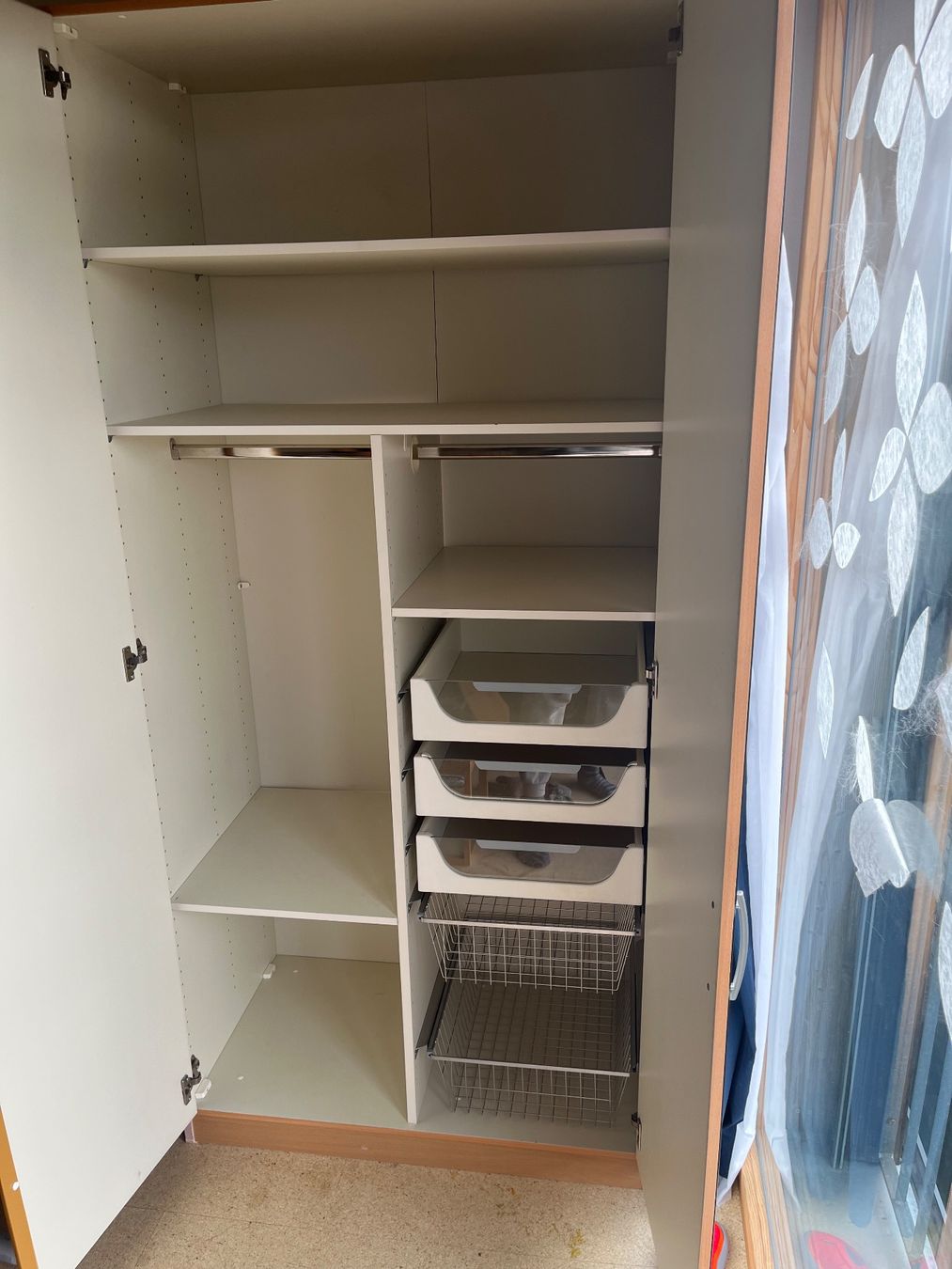 Armoires: Kleiderschrank mit Spiegel – D'occasion à Rosshäusern par Baumgruppe