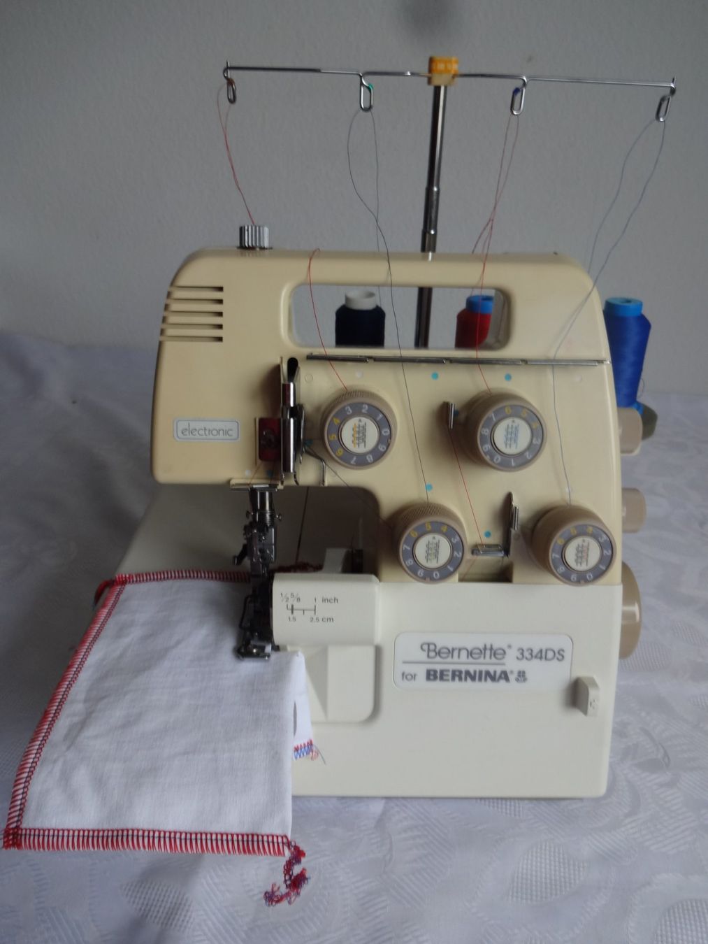 Machines à coudre: Overlock "" BERNETTE 334DS "" electronic for BERNNINA – D'occasion à Frauenfeld par rey06 1