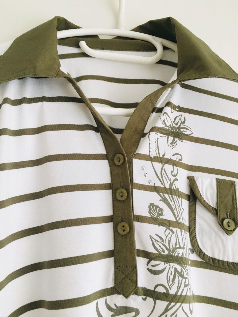 Magliette Polo: Neuwertiges Poloshirt weiss-olive – Usato da Bern venduto da Smile-2707
