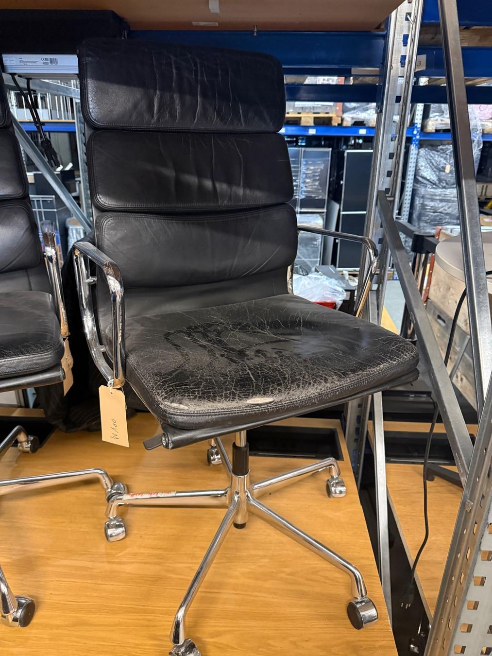 Sedie: Vitra Eames EA 219 Soft Pad Leder schwarz – Usato da Affoltern am Albis venduto da Zapro 4