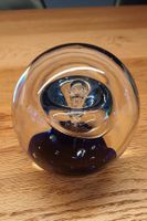 Briefbeschwerer, Dekorative Glaskugel mit blauem Innenleben,