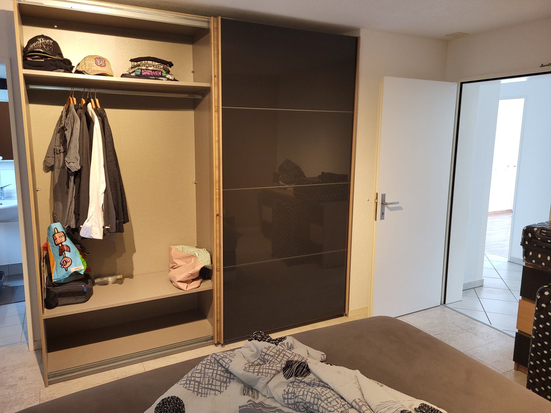 Mömax Schränke: Kleiderschrank Masse 230x230x59 – Gebraucht aus Schwyz von Millar1989 2