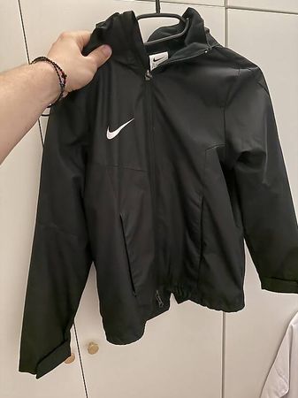 Nike Storm-FIT Regenjacke Kinder Gr. M (137147 cm) Schwarz