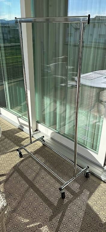 Sonstige Dekorationen & Accessoires: Kleiderständer aus Metall mit eisernen Kleiderbügel – Gebraucht aus Steffisburg von lar_r2c8