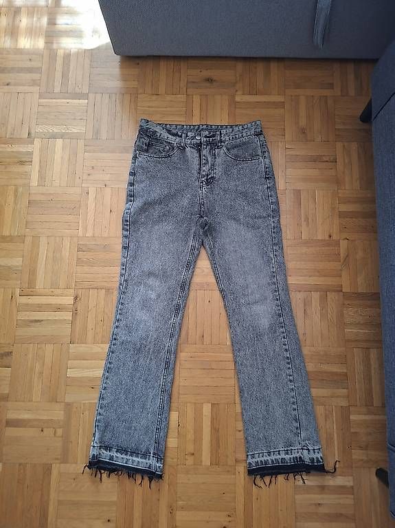 Jeans: Graue Flared Jeans – Gebraucht aus Wetzikon ZH von cet_6fbf