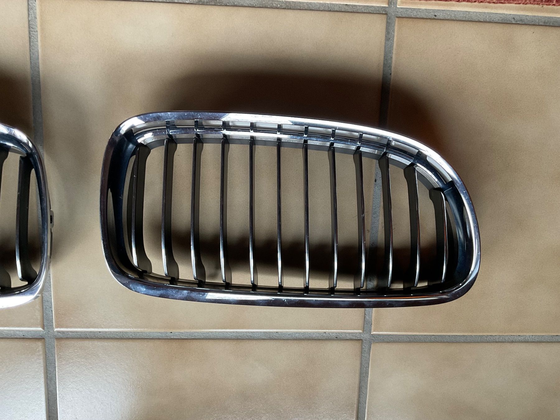 BMW Tutti pezzi di ricambio auto: Grilles BMW E90 & E91 couleur chrome d’origine – Usato da Cortébert venduto da Wolphy 1