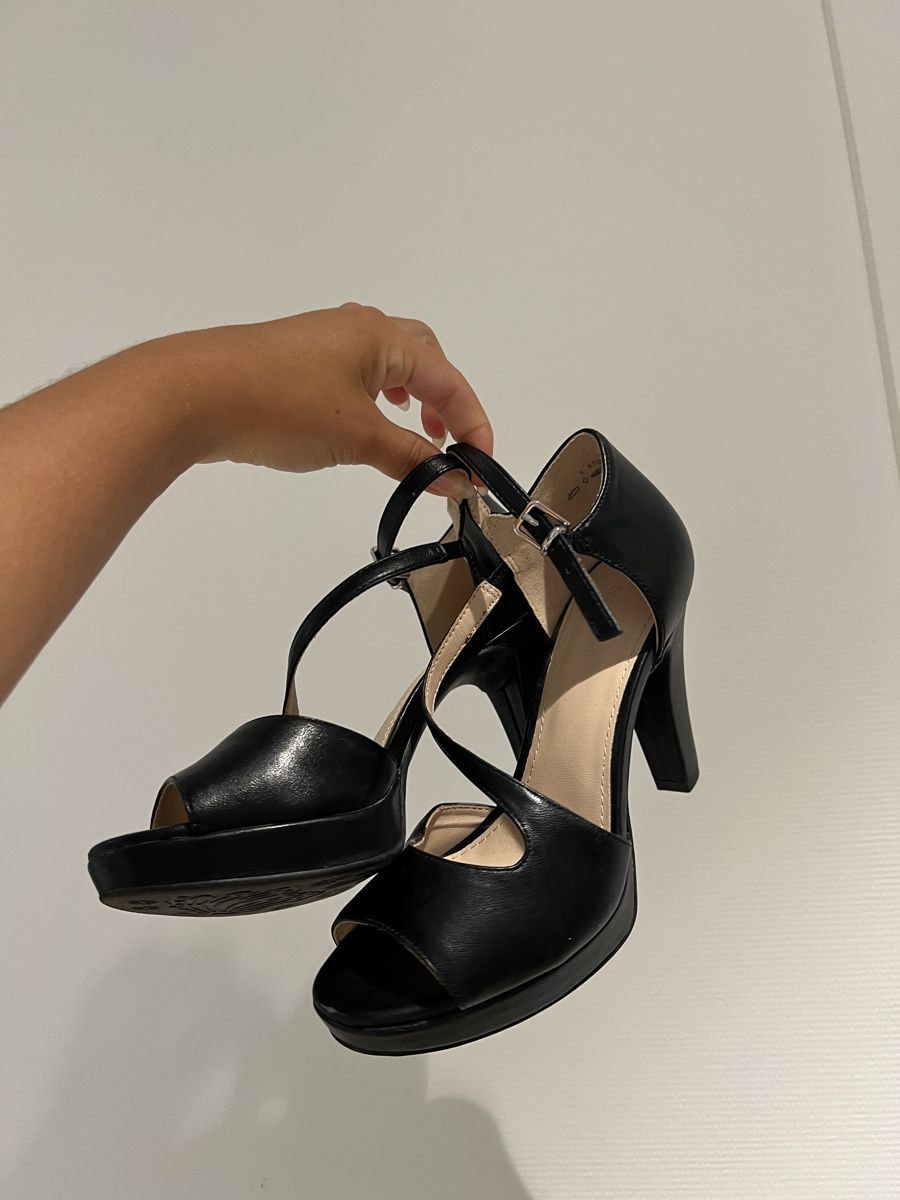 Scarpe da donna: Schwarze, elegante Damenschuhe, Grösse 36, einmal getragen. – Nuovo (secondo la descrizione) da St. Gallen venduto da sar_t9ch
