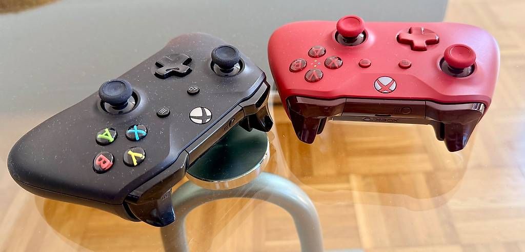 Controller: 2x Xbox Wireless Controller (schwarz & rot) – Gebraucht aus Kilchberg ZH von yoa_7ndh 1