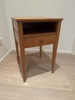 Table de chevet vintage en bois avec tiroir, unique!