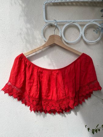 Top Bardot rouge en dentelle taille M état neuf