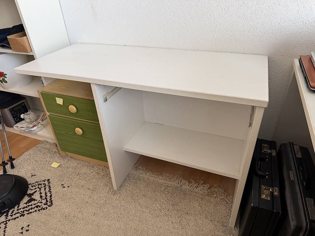 Bureaux: Schreibtisch  – D'occasion à Brüttisellen par action27 2