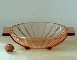 Coupe art déco en verre pressé rose, France, années 1930-40