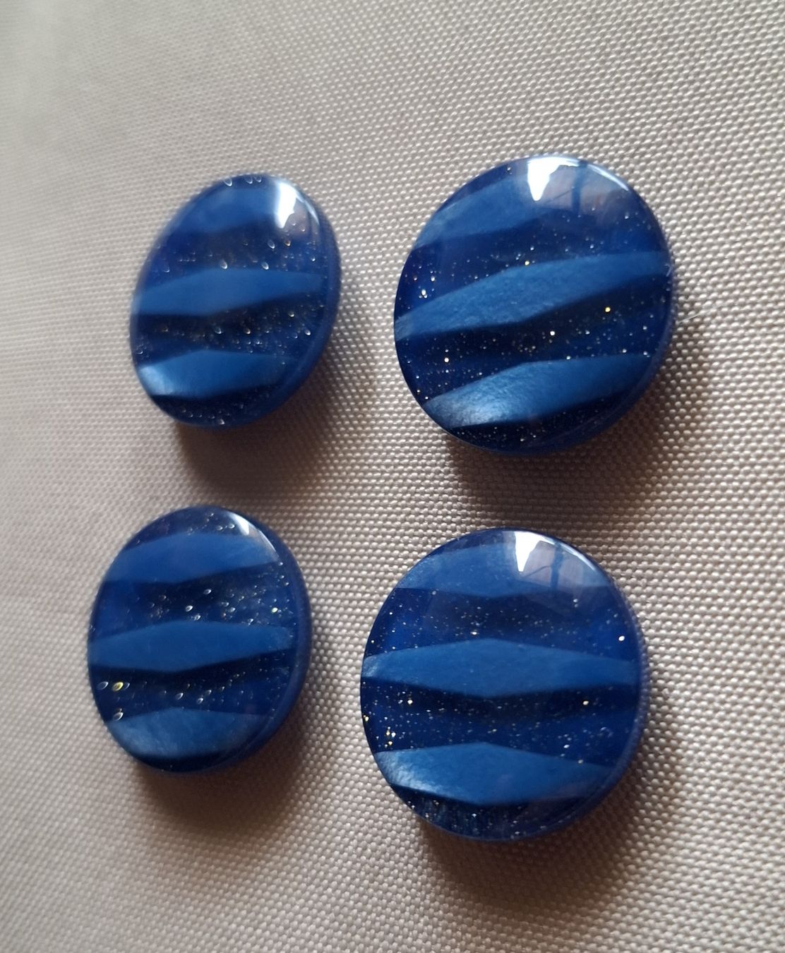 Knöpfe: 4 Knöpfe blau mit Glitzereffekt, 20 mm. – Gebraucht aus Dietikon von Hirschkopf 1