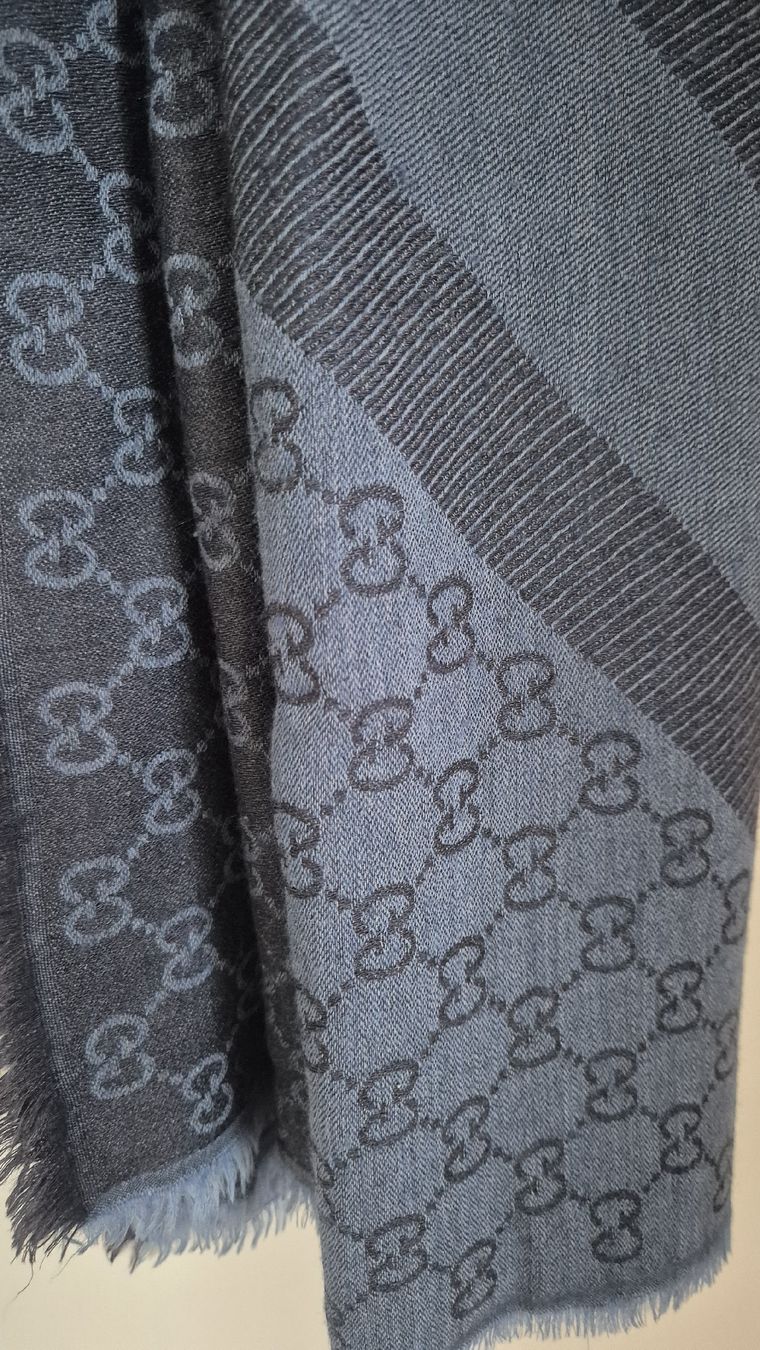 Gucci Foulard & Sciarpe: Gucci écharpe carrée, grande – Usato da Peseux venduto da Les_Lilas 2