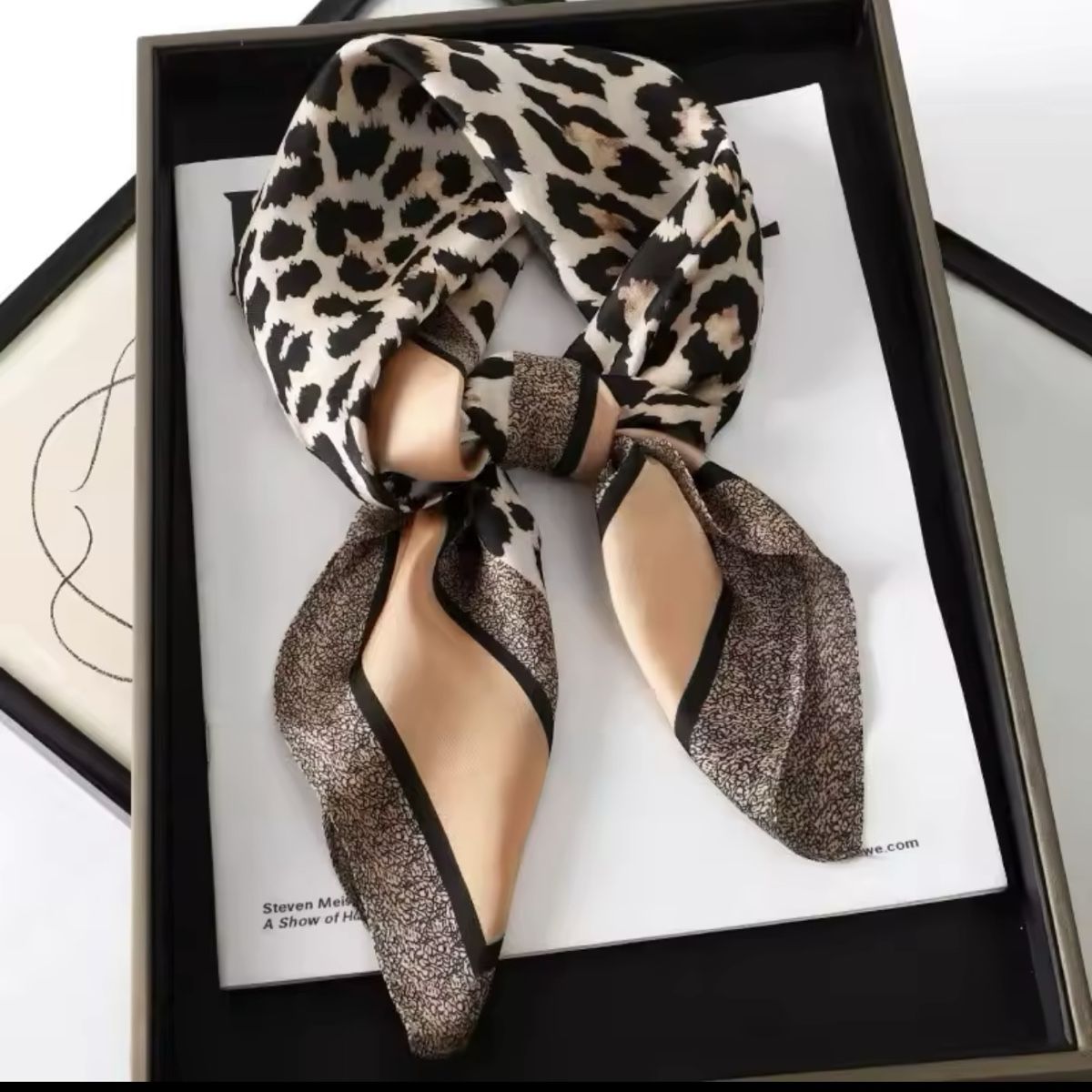 Foulard & Sciarpe: Stylish Leopard Print Satin Scarf 70x70cm – Nuovo e nell'imballaggio originale da Küsnacht ZH venduto da TrendyLuxuryJewelry 2