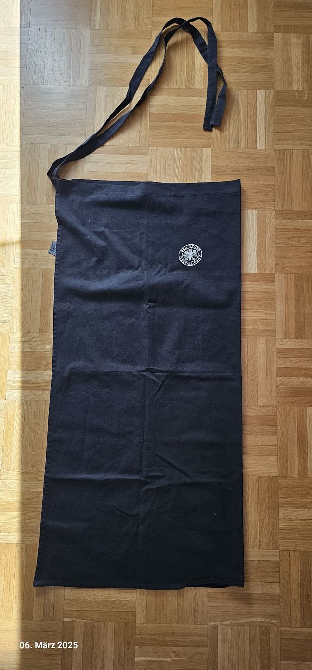 Schürzen: Schwarze Grillschürze mit gesticktem Bundesadler DFB – Neu (gemäss Beschreibung) aus Kriens von angelaruediger