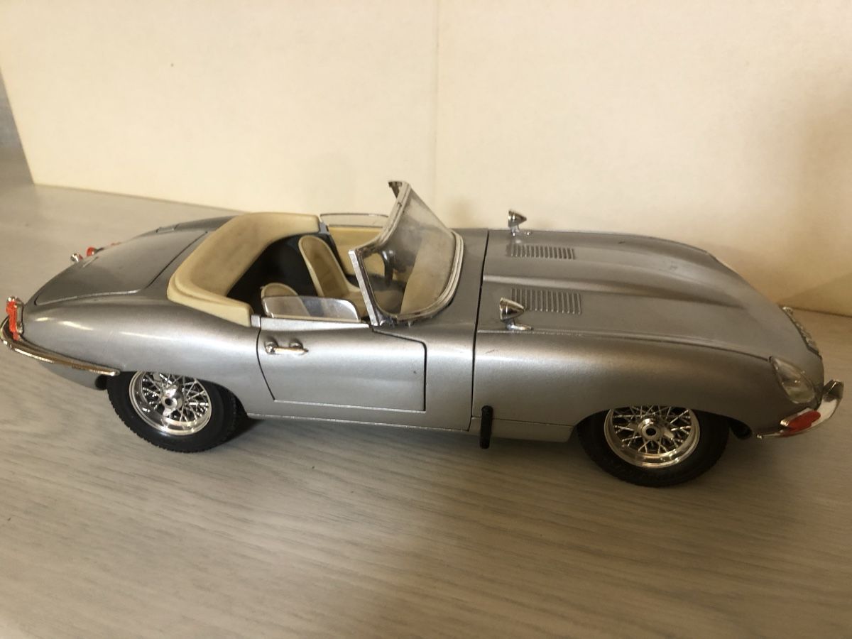 Bburago Modellini d'auto: Jaguar Typ E Cabriolet 1/18. Buraco – Usato da Belp venduto da Kbasic 3