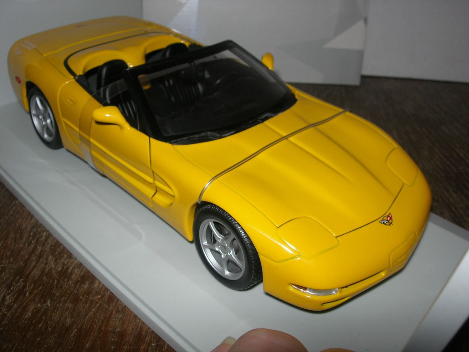 Chevrolet Modellini d'auto: Chevrolet Corvette C5 Convertible 2000 Millenium ° UT 1:18 – Nuovo e nell'imballaggio originale da Hornussen venduto da Amw 3